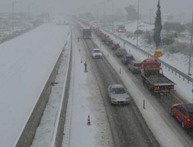 Πώς απεγκλωβίστηκαν οι οδηγοί στην Εθνική Αθηνών - Πατρών - Η ανακοίνωση της «Ολυμπία Οδού»